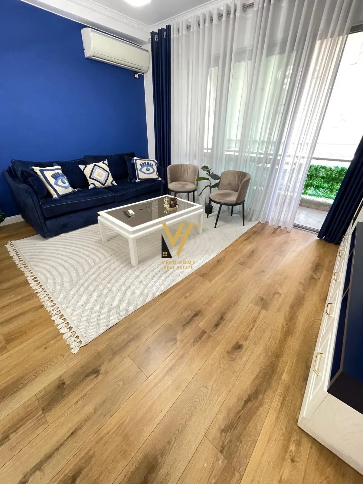Dhoma e ndenjes, apartament 1+1 në shitje në Tiranë