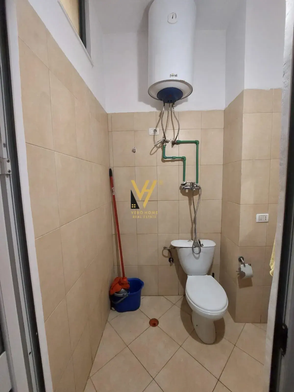 Brendësia, dyqan 42 m² në shitje në Kodra e Diellit, Tiranë