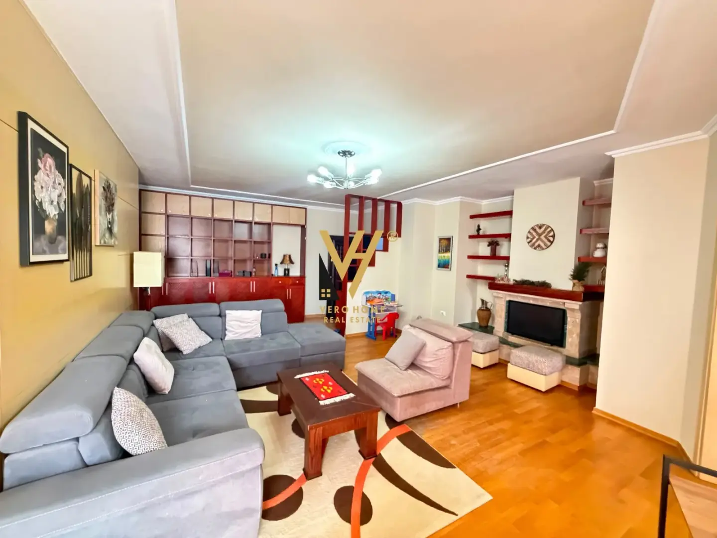 Dhoma e ndenjes, apartament 2+1+2 me qira në Tiranë