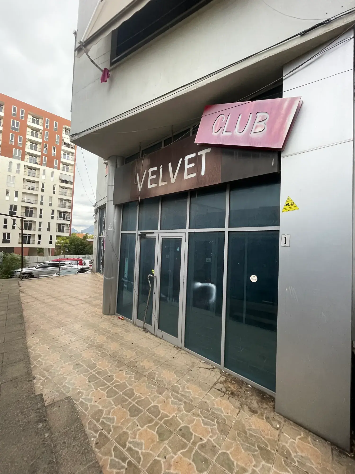 Pamje e jashtme, magazinë 180 m² me qira në Tiranë