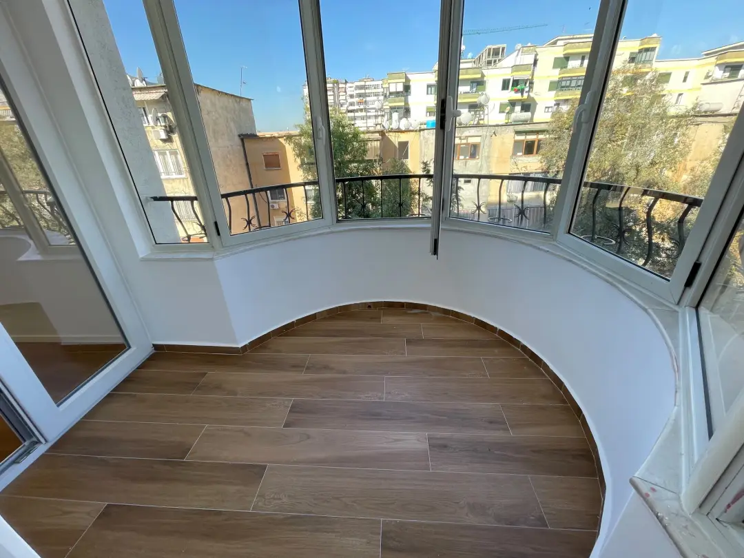 Dhoma e ndenjes, apartament 1+1 në shitje në Zogu i Zi, Tiranë, 58 m²