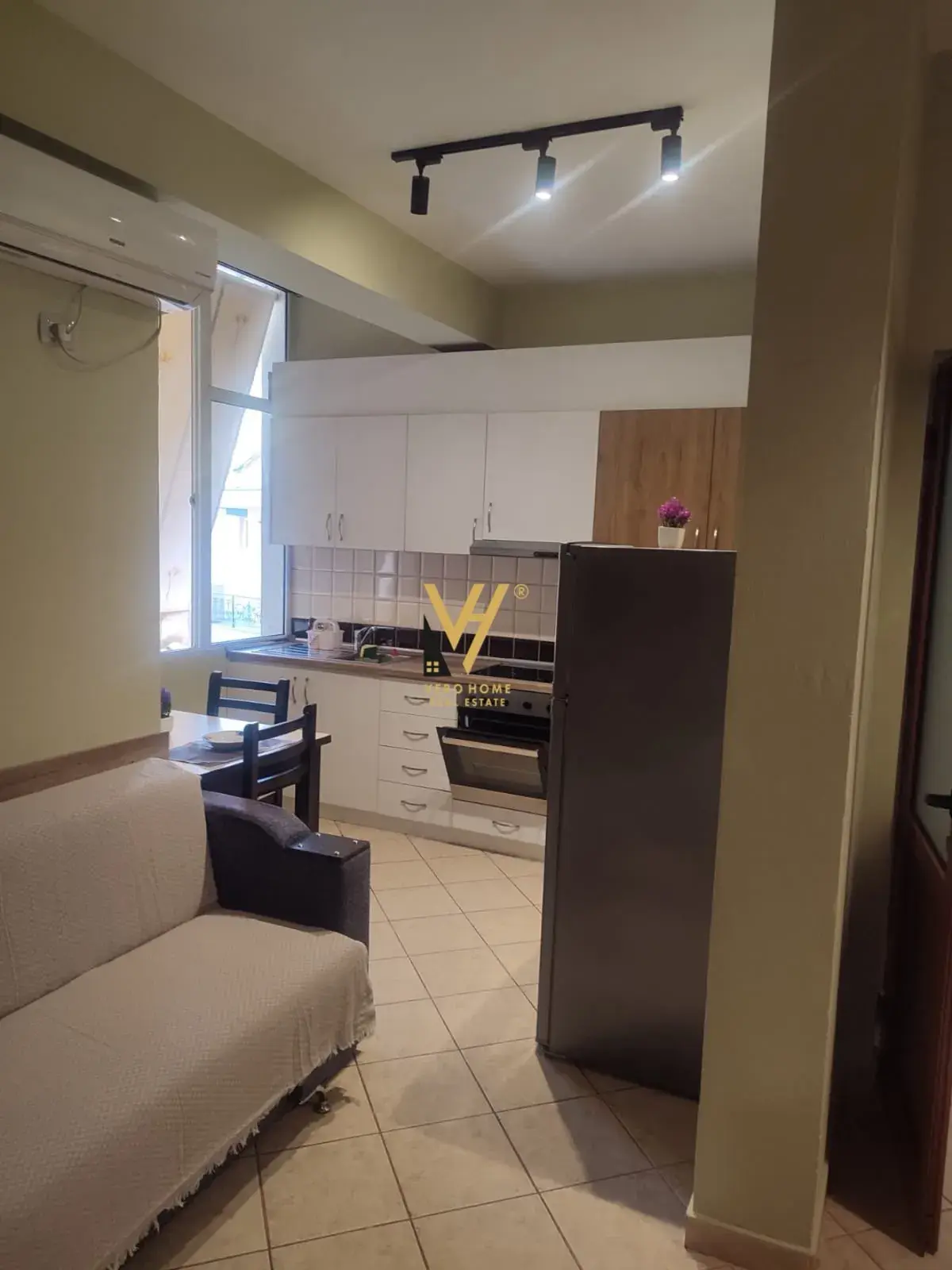 Kuzhina, apartament 1+1 në shitje në Lungomare, Vlorë