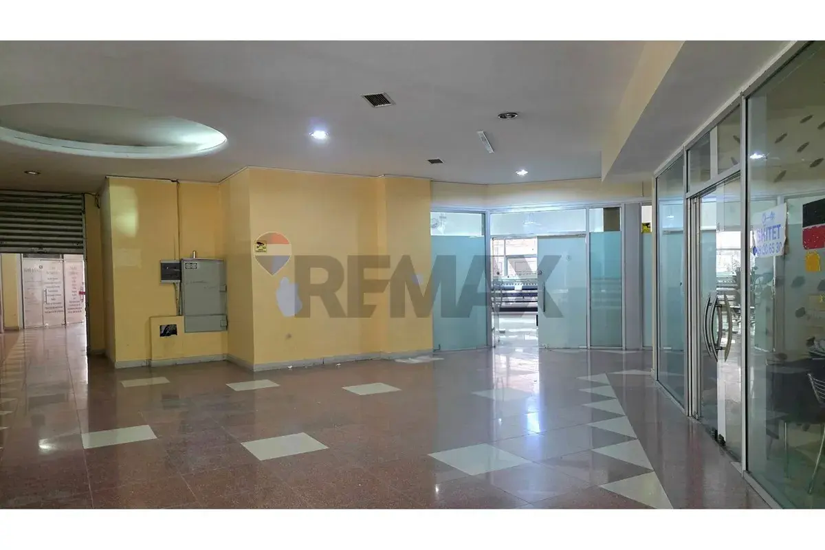 Interior, 63 m² shop for sale in Pavarësia, Vlora