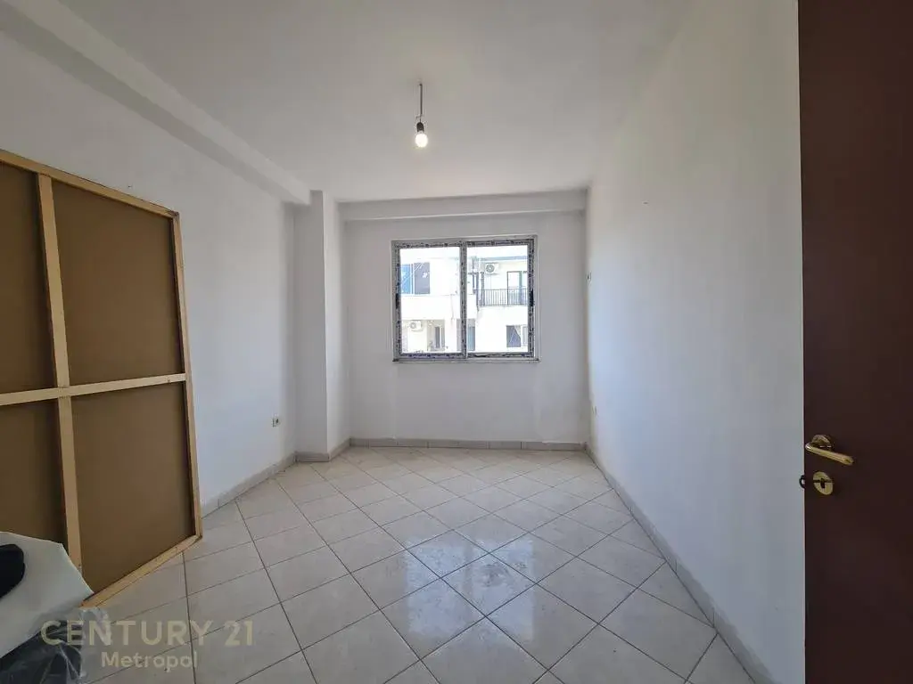 Brendësia, apartament 2+1 në shitje në Yzberisht, Tiranë