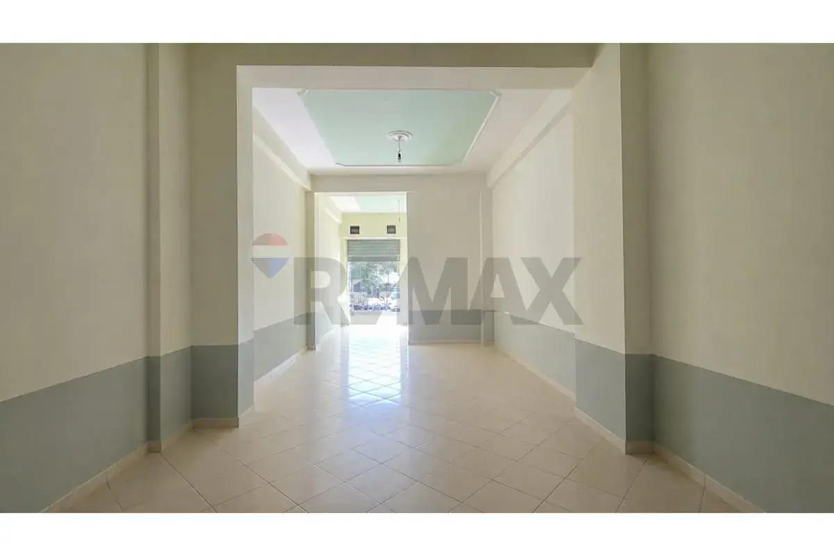 Interni, negozio 51 m² in vendita a Valona