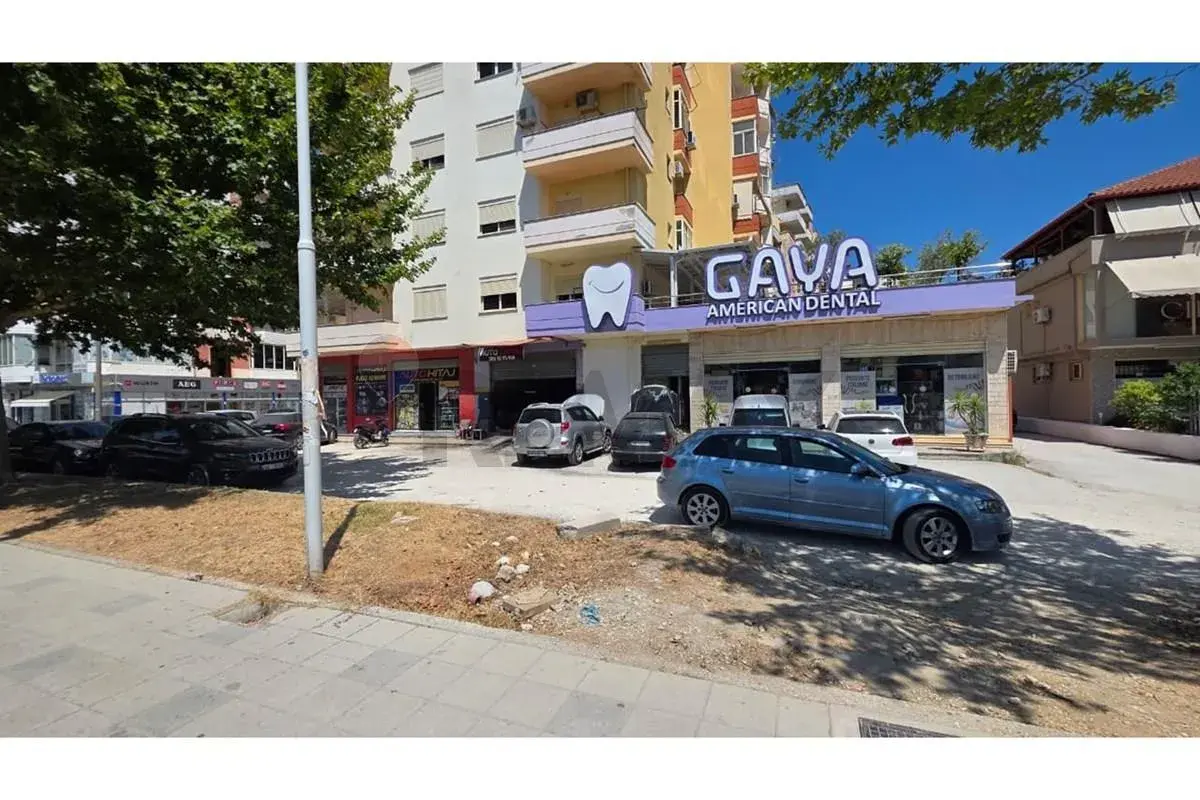 Interni, negozio 51 m² in vendita a Valona