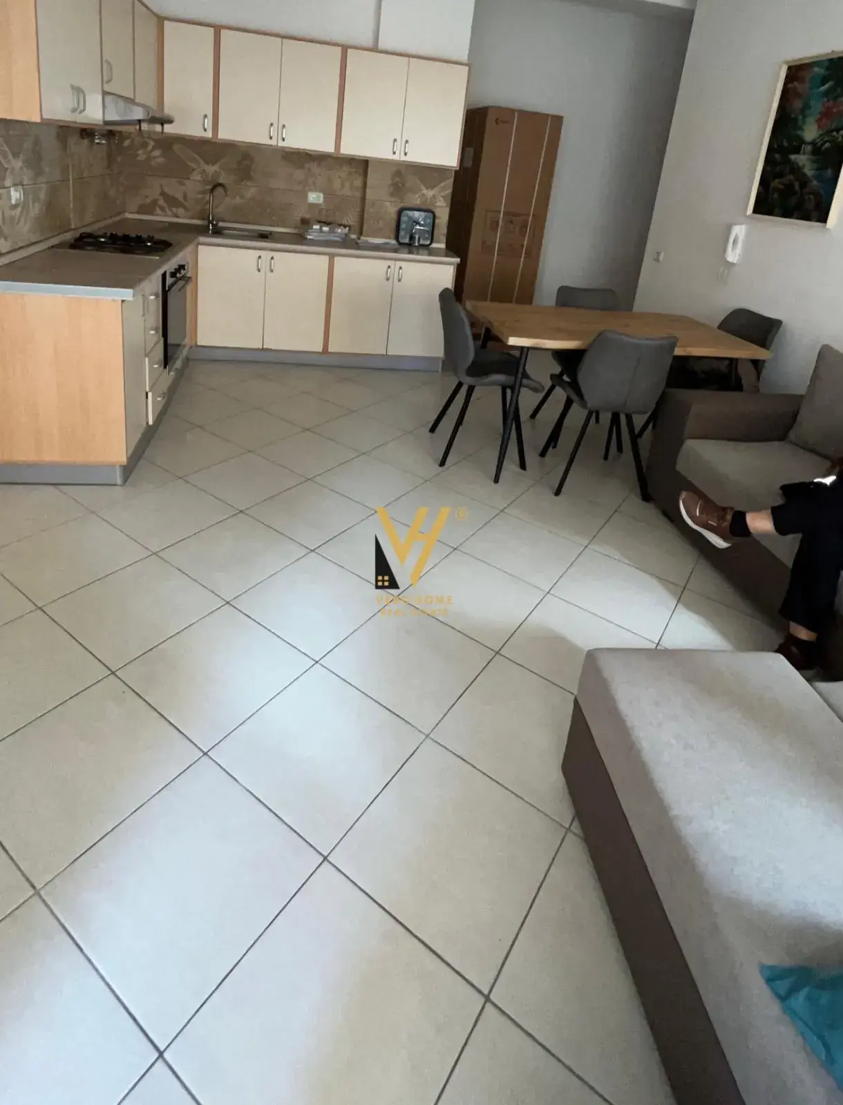 Dhoma e ndenjes, apartament 2+1 me qira në Tiranë