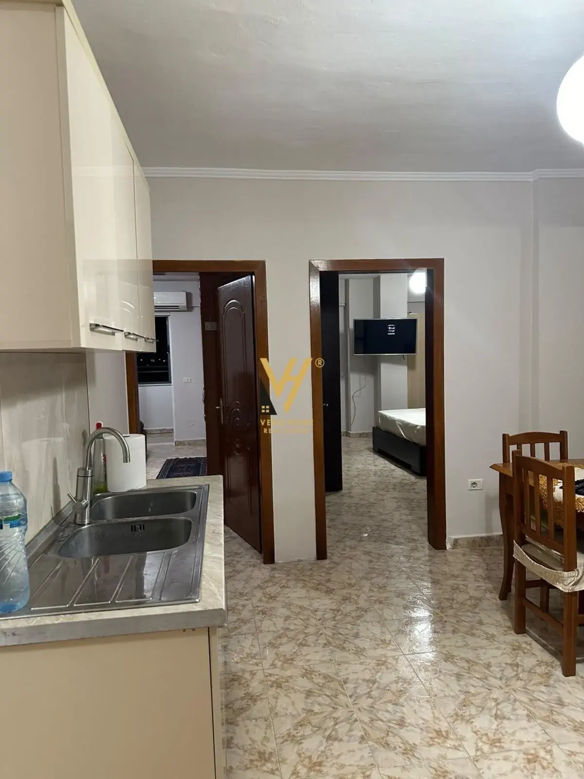 Ndërtesa, apartament 2+1 me qira në Laprakë, Tiranë
