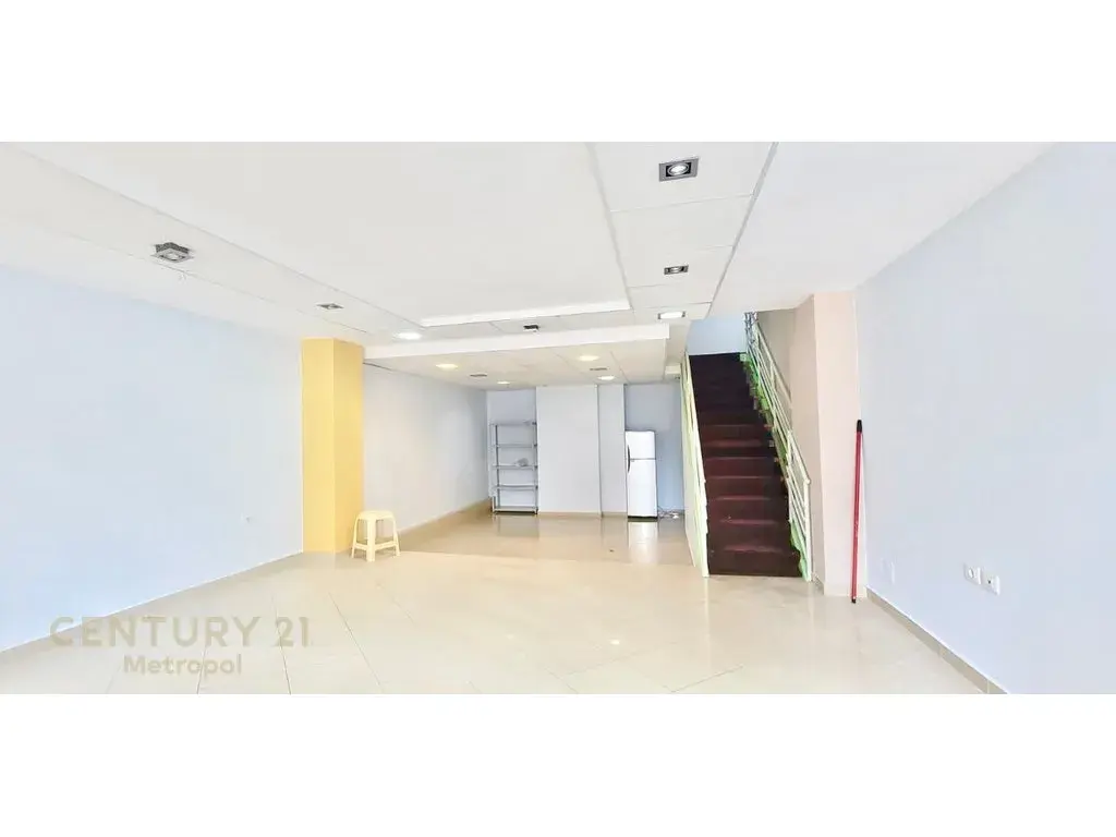 Interni, ufficio 125 m² in affitto a Rruga e Elbasanit, Tirana