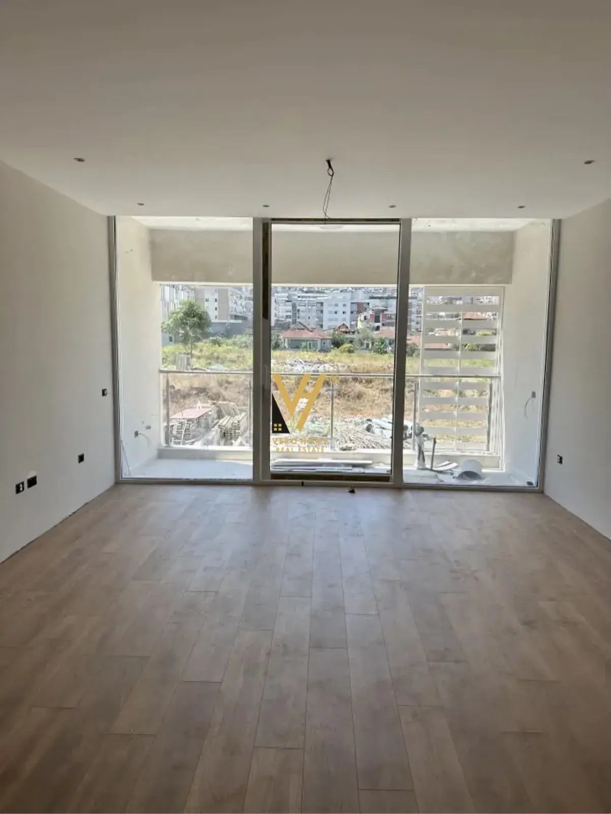 Extérieur, bureau 117 m² à louer à Komuna e Parisit, Tirana