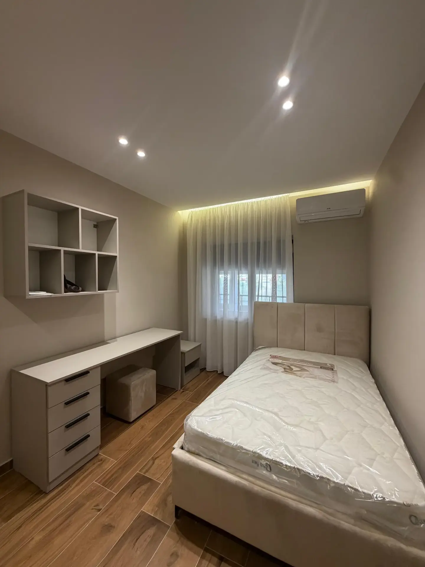 Gebäude, Wohnung 3+1 zu vermieten in Medreseja, Tirana