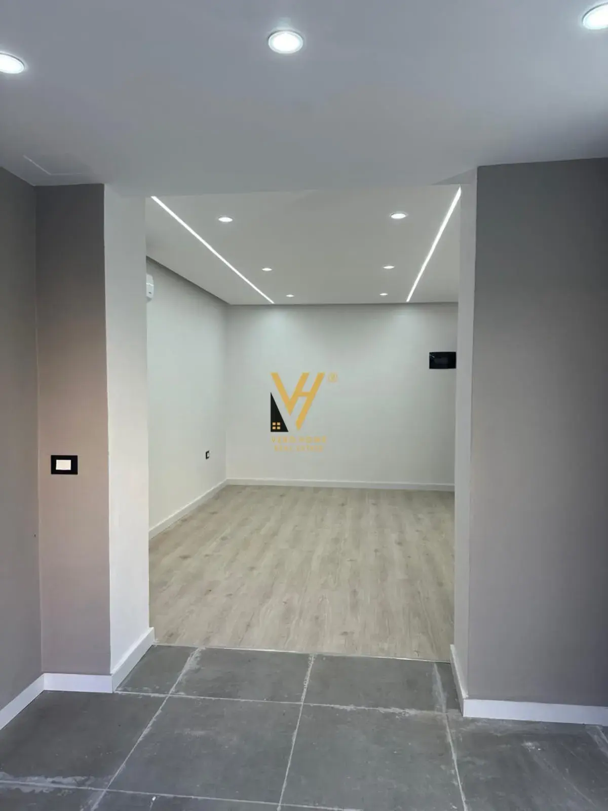 Außenansicht, Büro 30 m² zu vermieten in 21 Dhjetori, Tirana