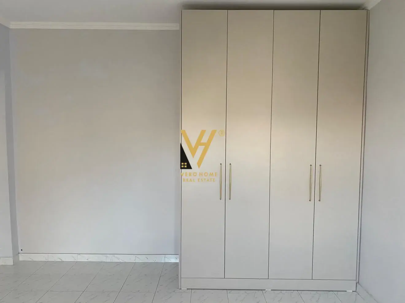 Kuzhina, apartament 2+1+2 me qira në Rruga e Kavajës, Tiranë