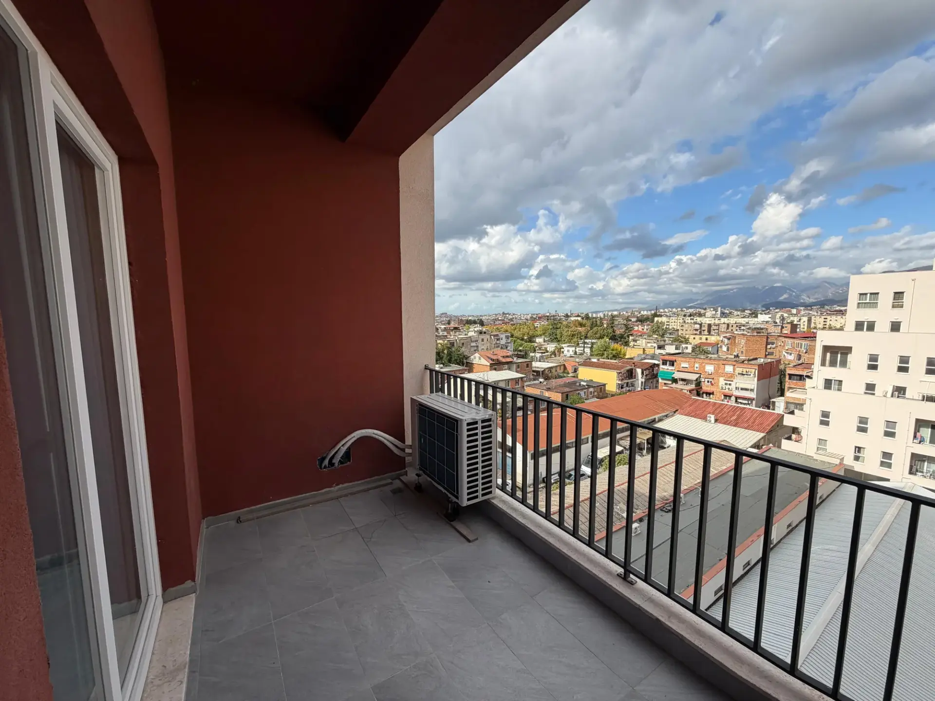 Balcone, appartamento 1+1 in affitto a Laprakë, Tirana