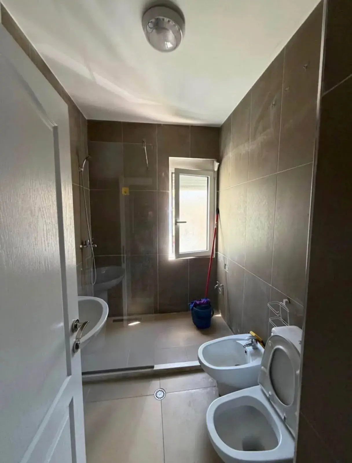 Salle de bains, appartement 1+1 à louer à Blloku, Tirana