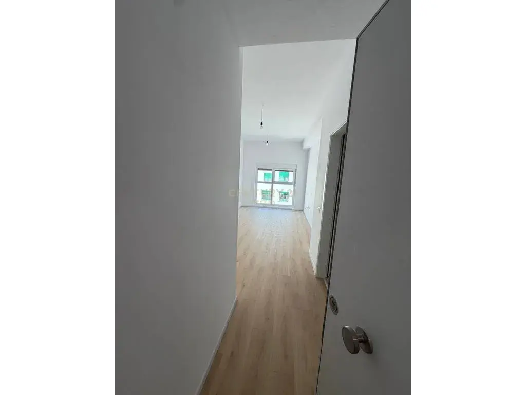 Camera da letto, appartamento 1+1 in vendita ad Ali Demi, Tirana