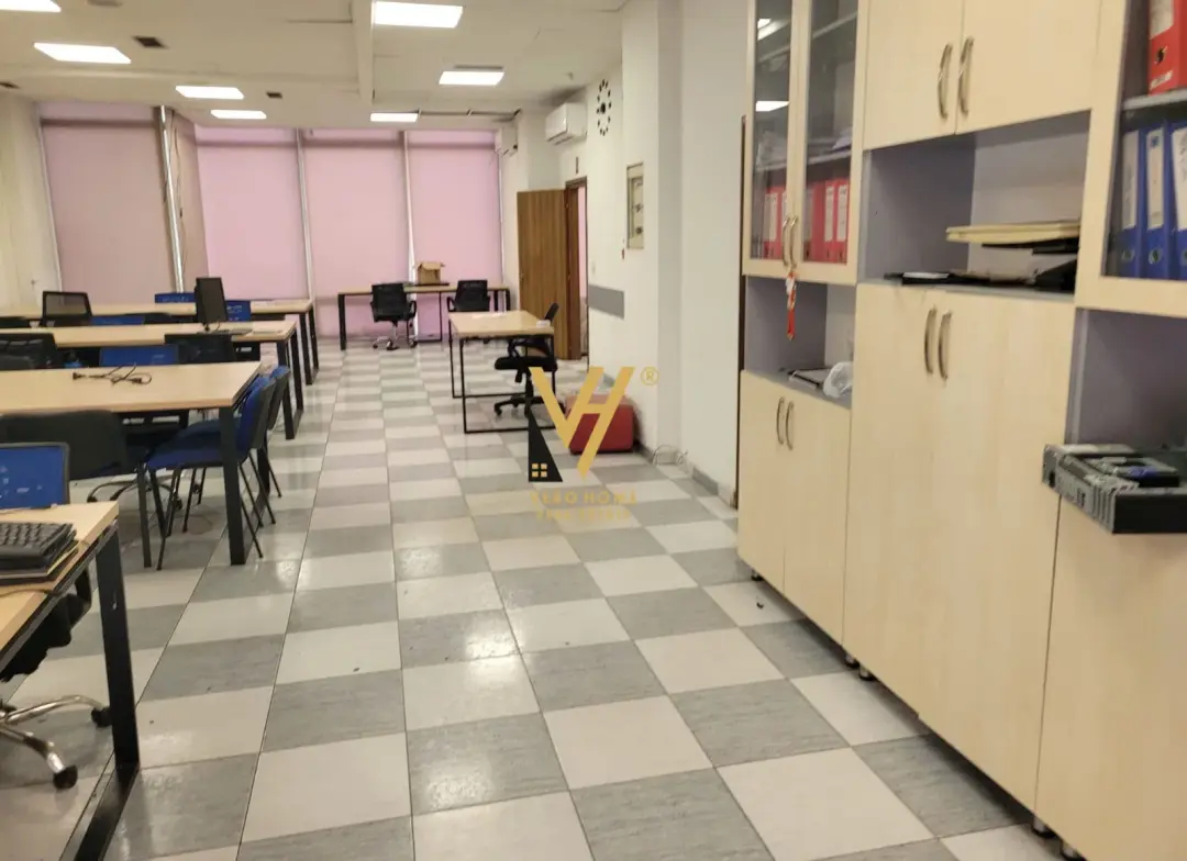 Esterno, ufficio 286 m² in affitto a Tirana