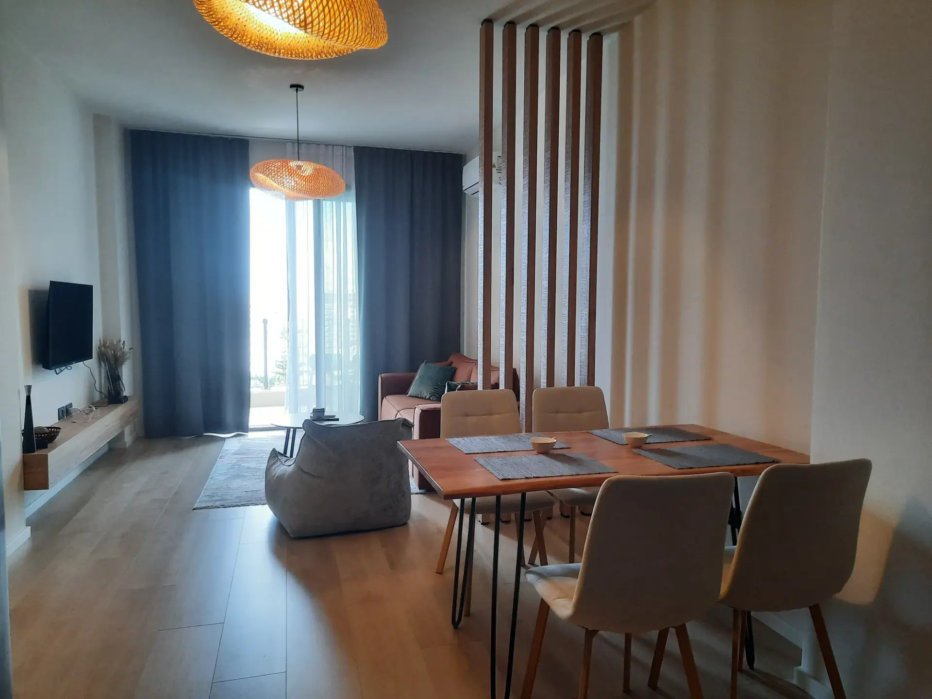 Dhoma e ndenjes, apartament 1+1 me qira në Uji i Ftohtë, Vlorë