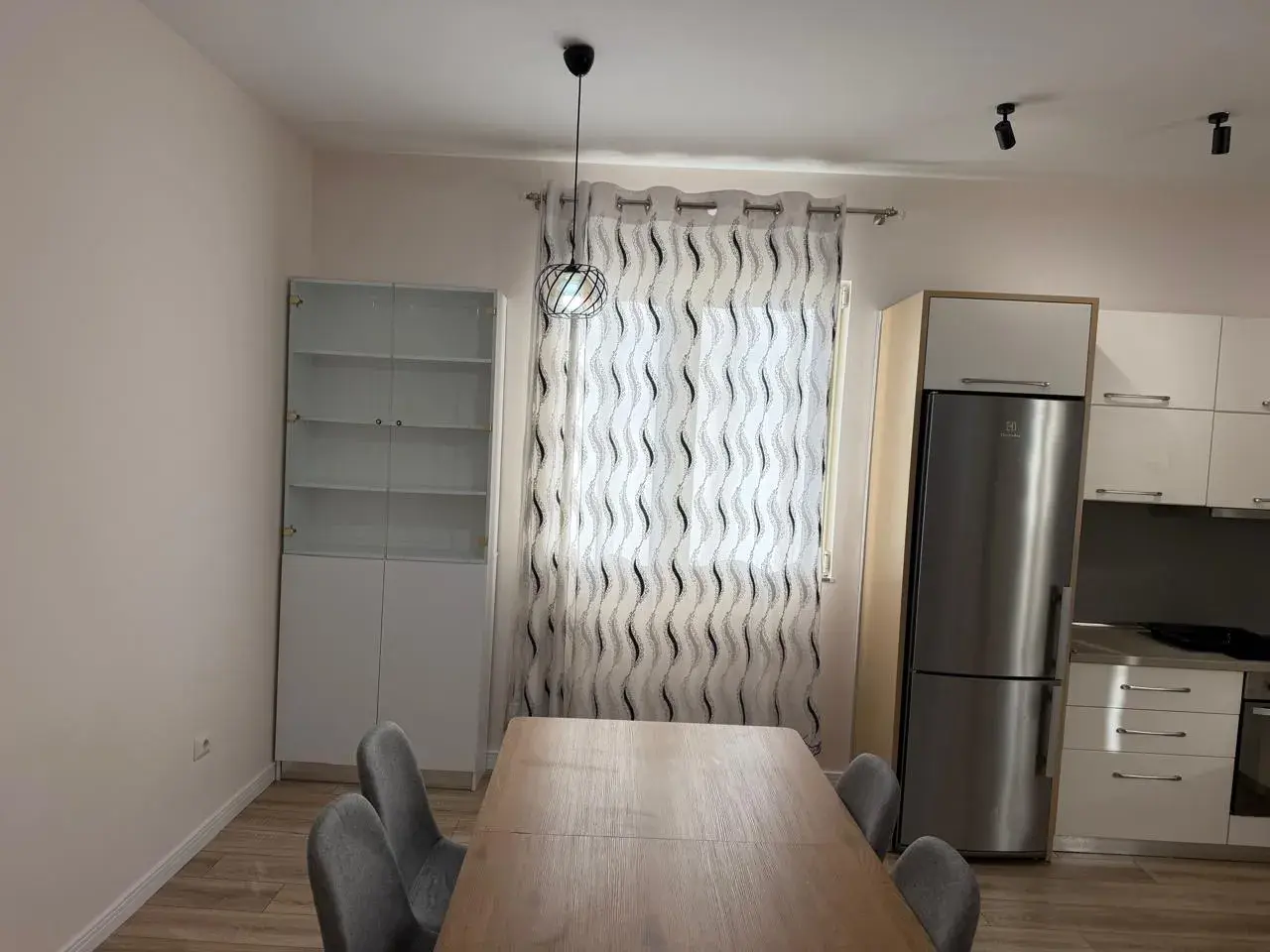 Innenansicht, Wohnung 2+1+2 zu vermieten in Kinostudio, Tirana