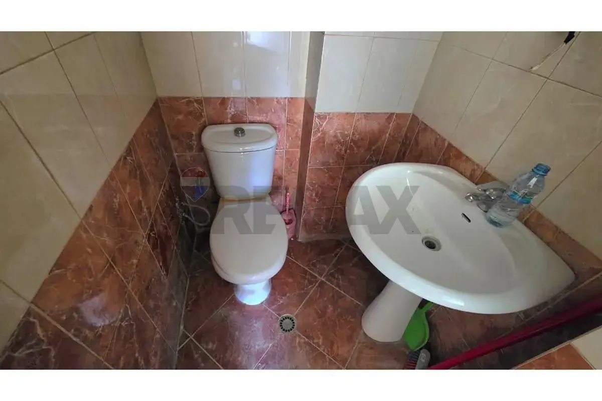 Interni, negozio 51 m² in vendita a Valona
