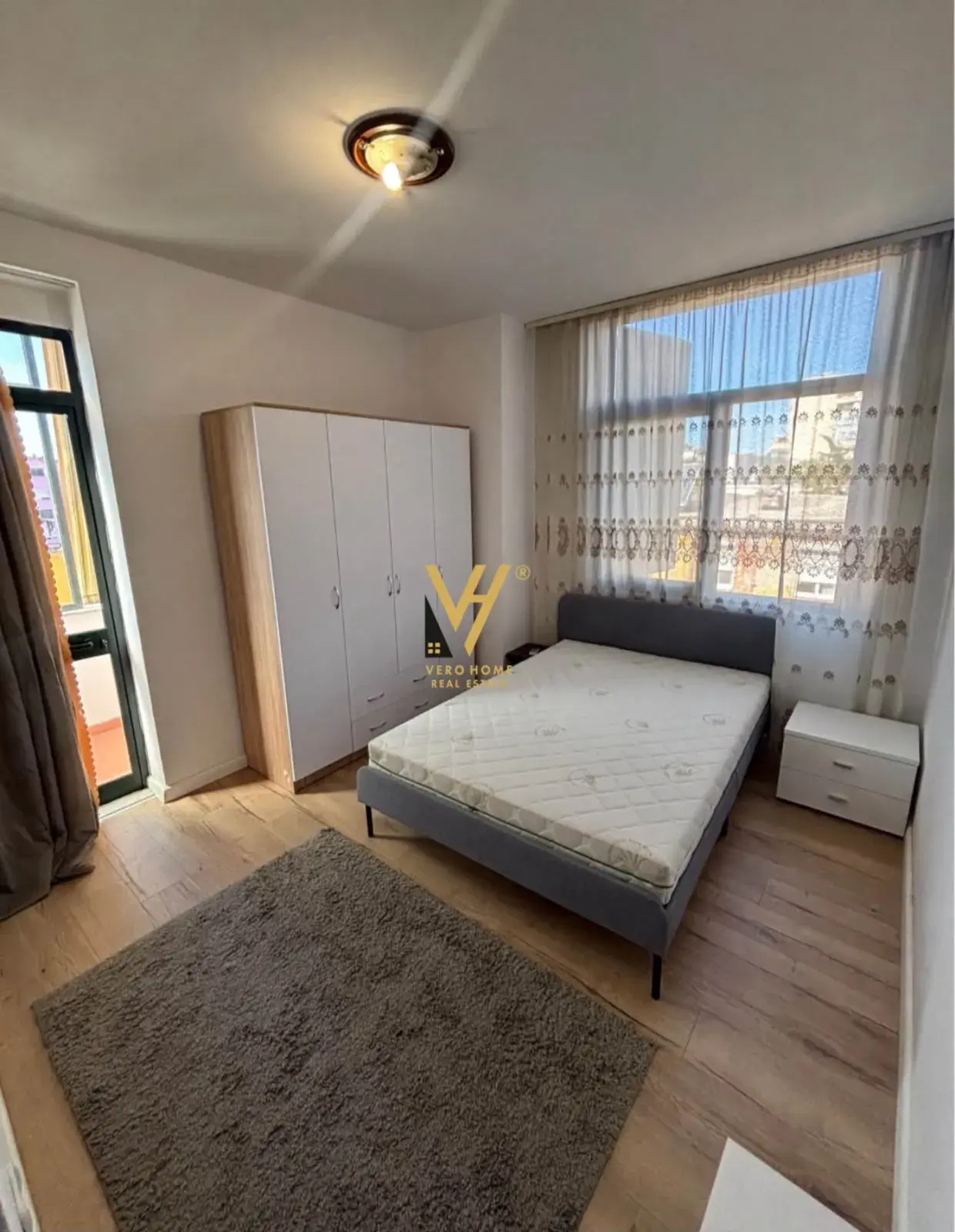 Gebäude, Wohnung 3+2 zu vermieten in Rruga e Kavajës, Tirana