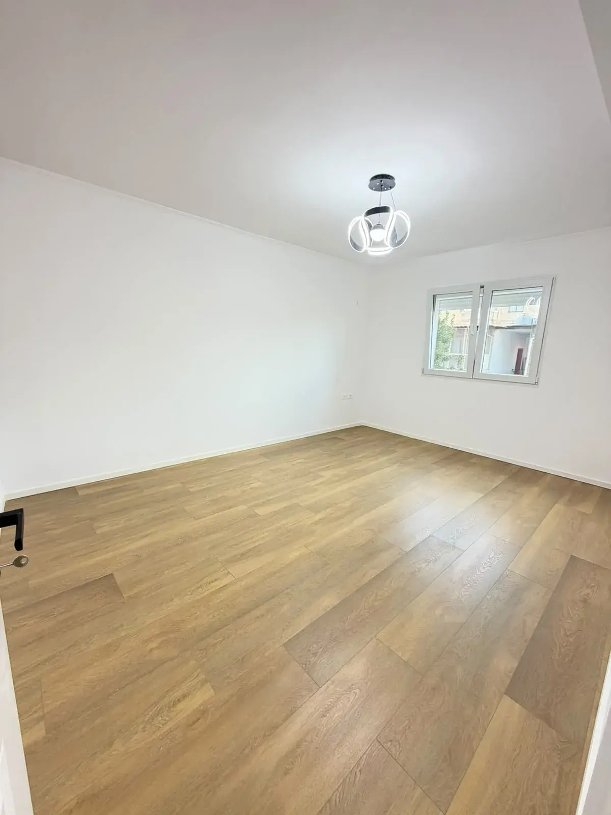 Dhoma e gjumit, apartament 1+1 në shitje në Rruga e Kavajës, Tiranë