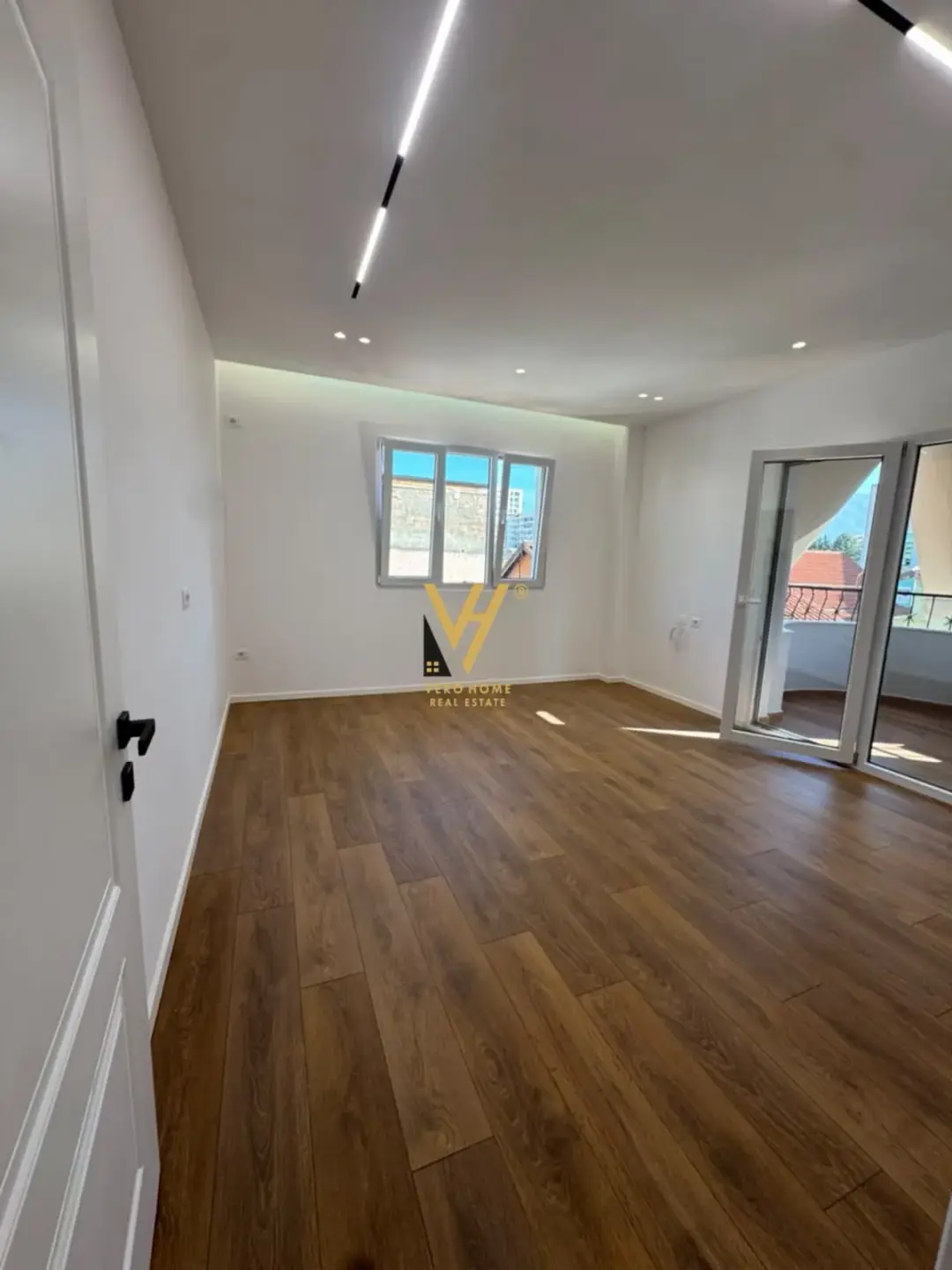 Dhoma e ndenjes, apartament 1+1 në shitje në 21 Dhjetori, Tiranë, 58 m²