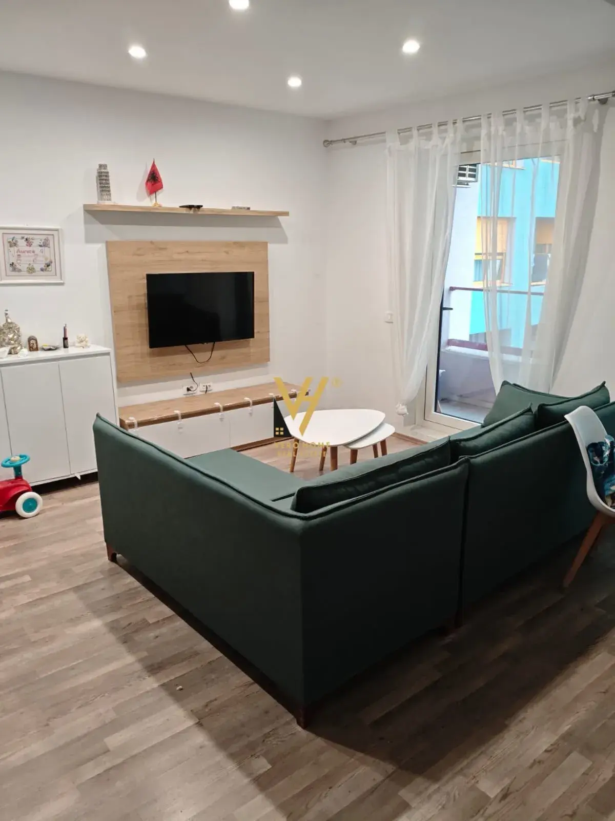 Dhoma e ndenjes, apartament 1+1 me qira në Ali Demi, Tiranë