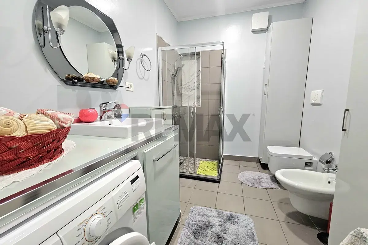Bagno, appartamento 2+1 in affitto a Rruga e Elbasanit, Tirana