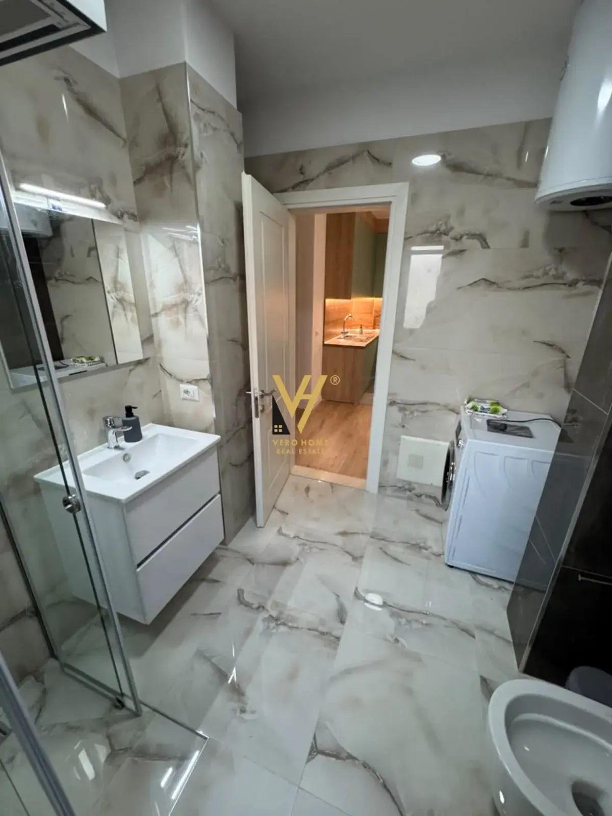 Intérieur, appartement 2+1 à louer à 21 Dhjetori, Tirana