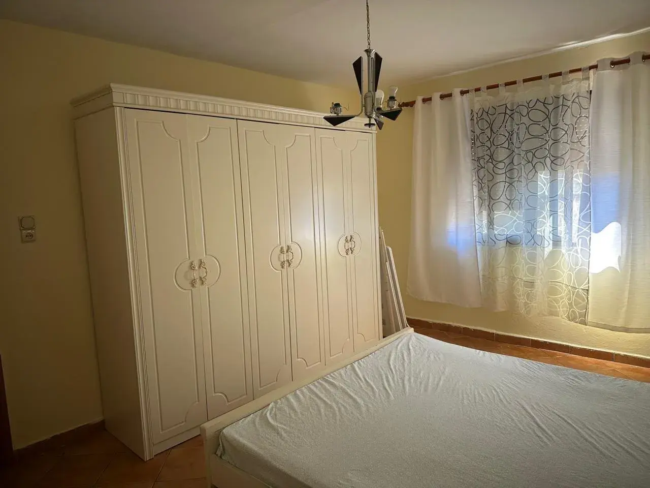 Balkon, Wohnung 1+1 zu vermieten in Laprakë, Tirana