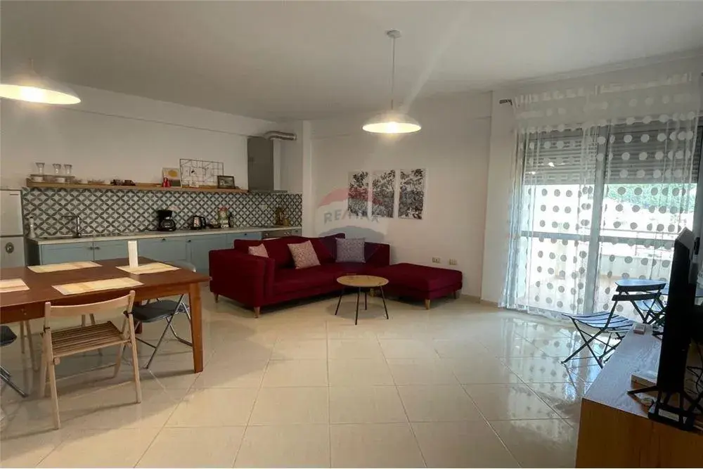 Brendësia, apartament 2+1 me qira në Sheshi i Flamurit, Vlorë