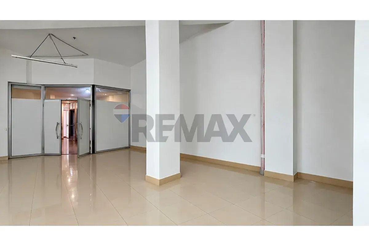 Interior, 63 m² shop for sale in Pavarësia, Vlora