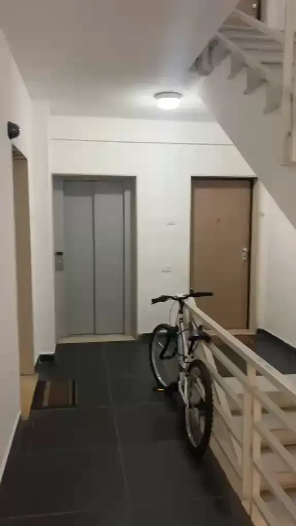 Gebäude, Wohnung 3+1 zu verkaufen in Kodra e Diellit, Tirana