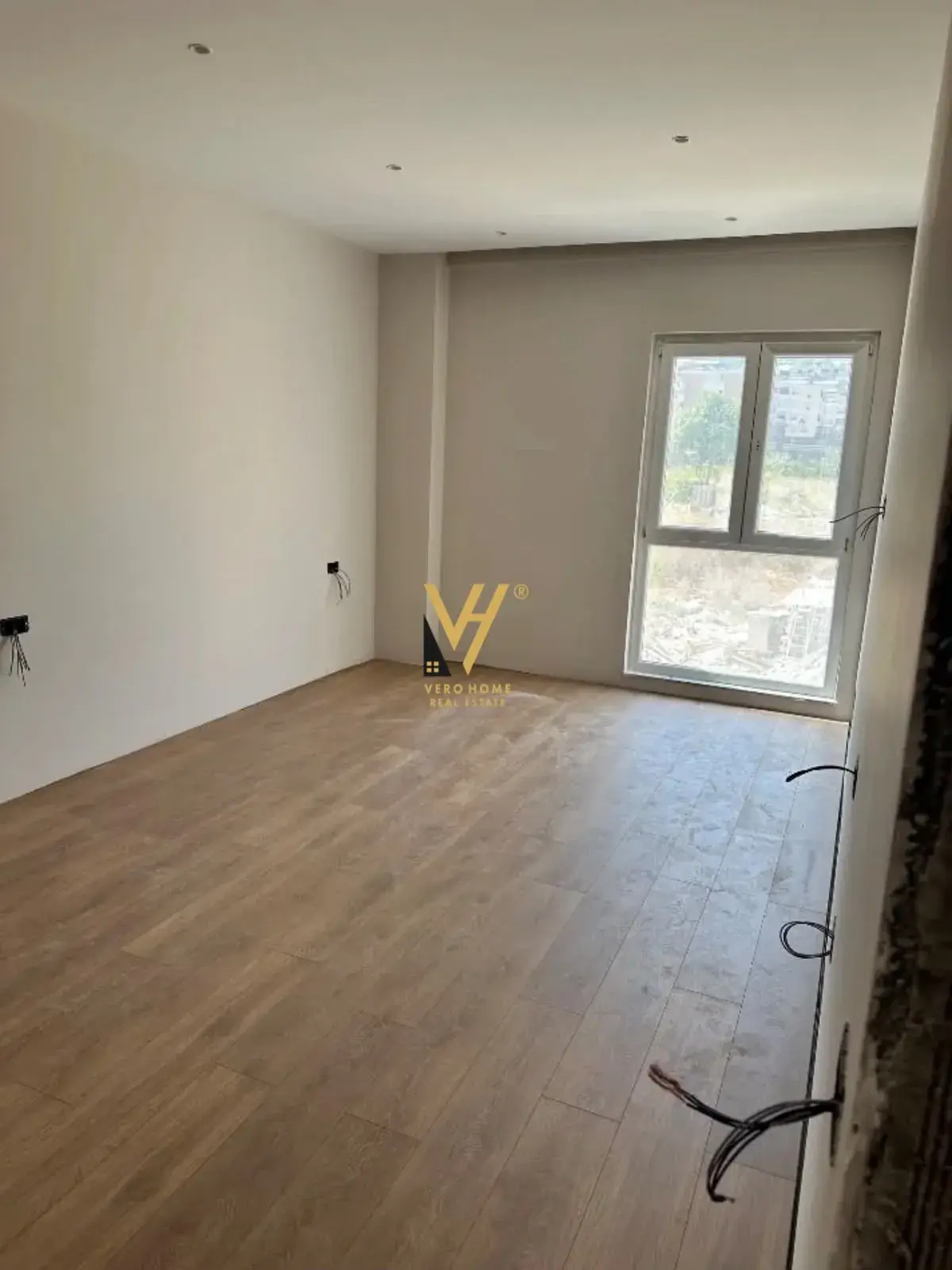 Intérieur, bureau 117 m² à louer à Komuna e Parisit, Tirana