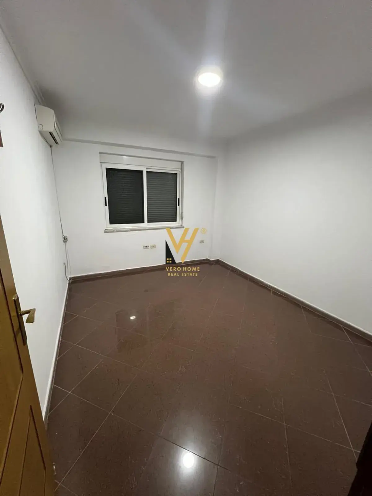 Interni, ufficio 15 m² in affitto a Blloku, Tirana