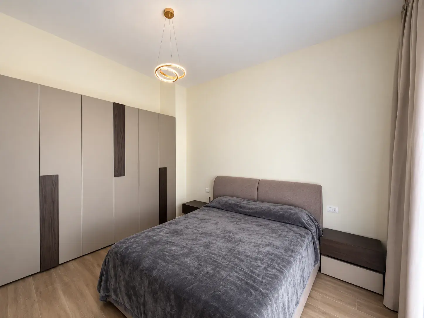 Camera da letto, appartamento 1+1 in affitto a Laprakë, Tirana