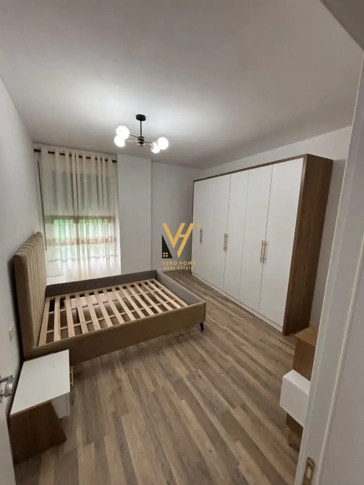 Dhoma e gjumit, apartament 1+1 me qira në Tiranë