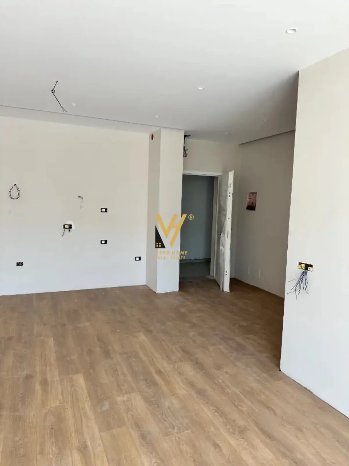 Intérieur, bureau 117 m² à louer à Komuna e Parisit, Tirana