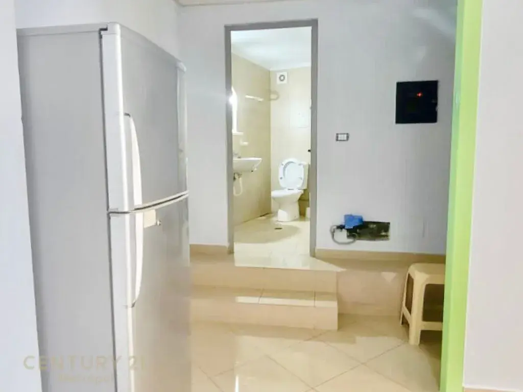 Bagno, ufficio 125 m² in affitto a Rruga e Elbasanit, Tirana