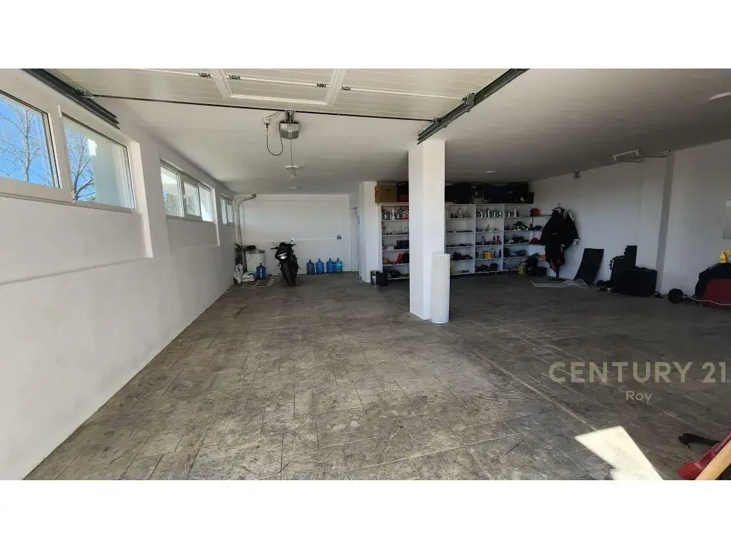 Parking, villa 4+1 à vendre à Golem
