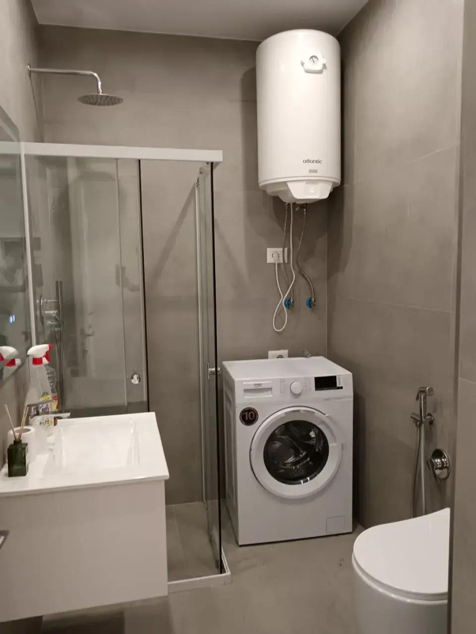 Balkon, Wohnung 1+1 zu vermieten in Tregu Elektrik, Tirana