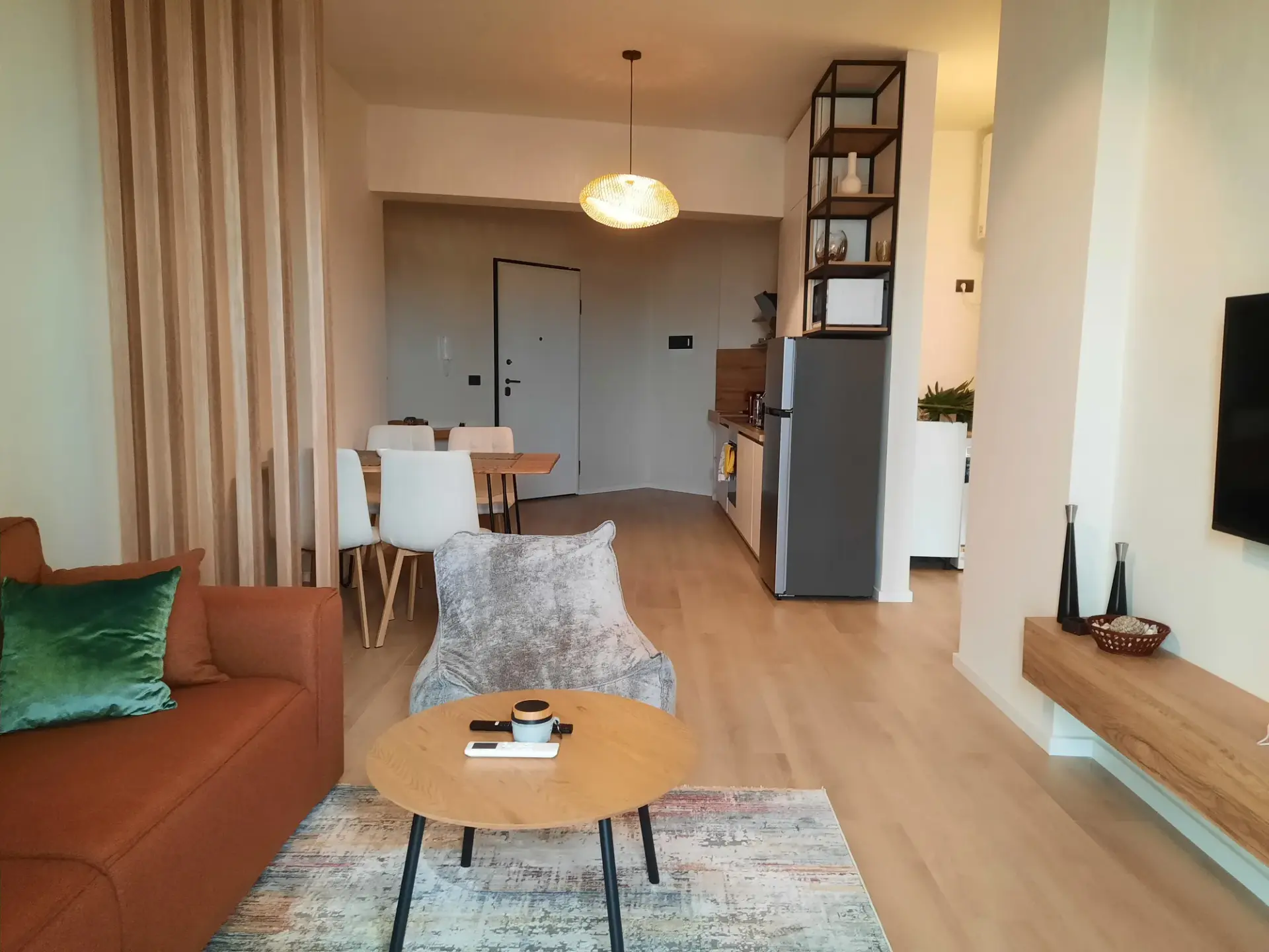 Dhoma e ndenjes, apartament 1+1 me qira në Uji i Ftohtë, Vlorë