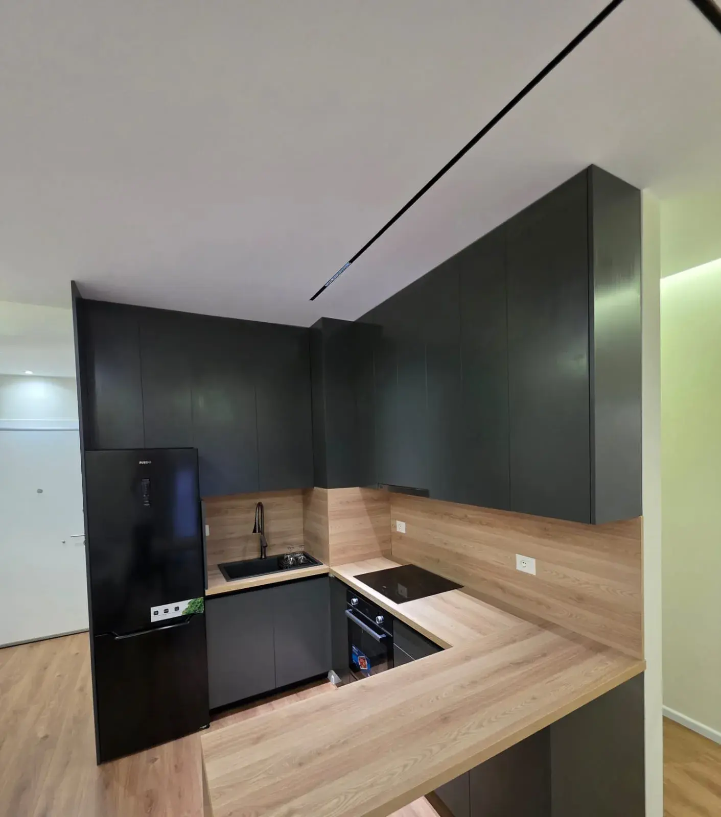 Kuzhina, apartament 2+1 në shitje në Ali Demi, Tiranë