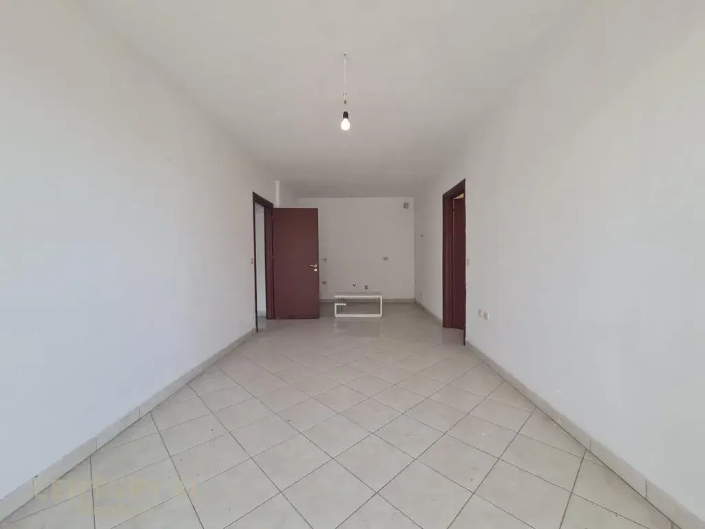 Kuzhina, apartament 2+1 në shitje në Yzberisht, Tiranë