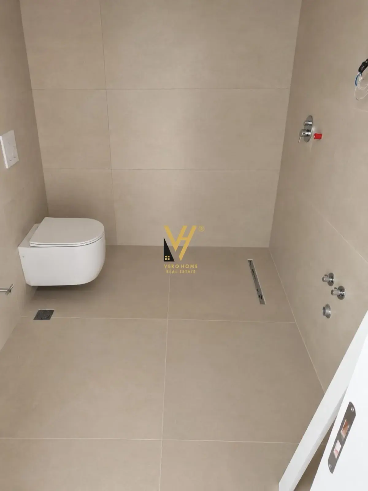 Brendësia, zyrë 95 m² me qira në Komuna e Parisit, Tiranë