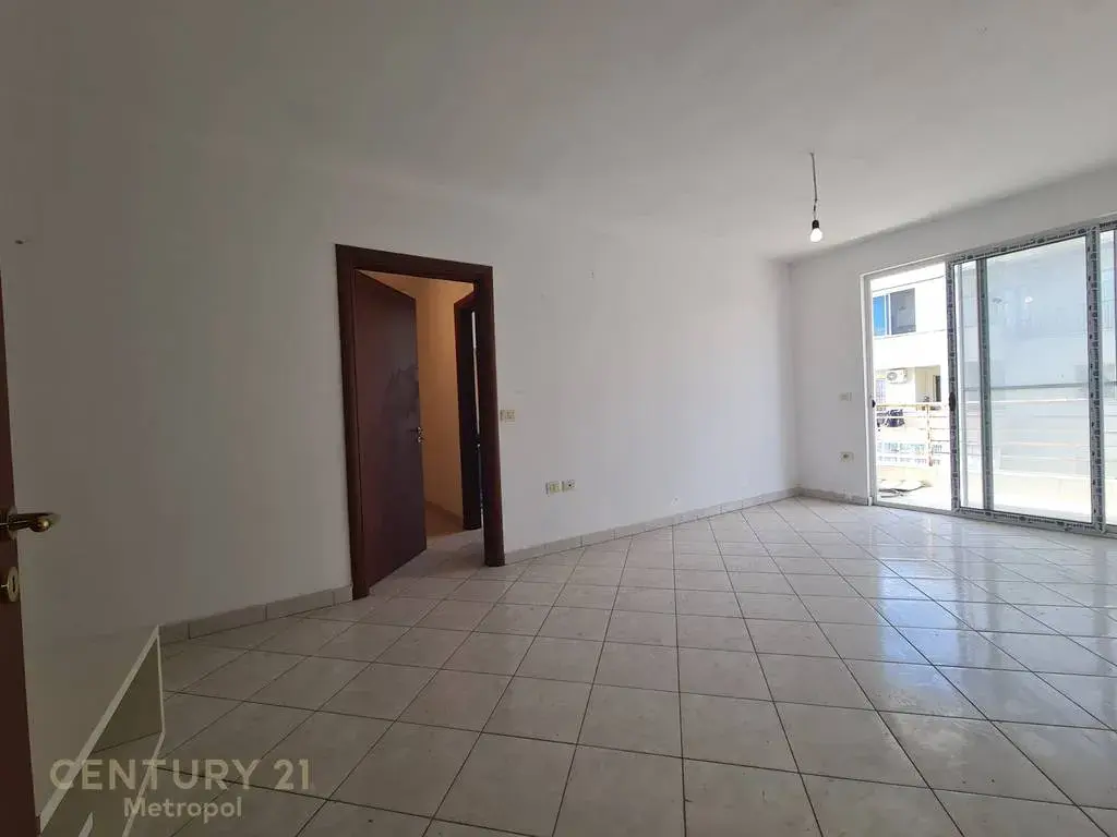 Dhoma e gjumit, apartament 2+1 në shitje në Yzberisht, Tiranë