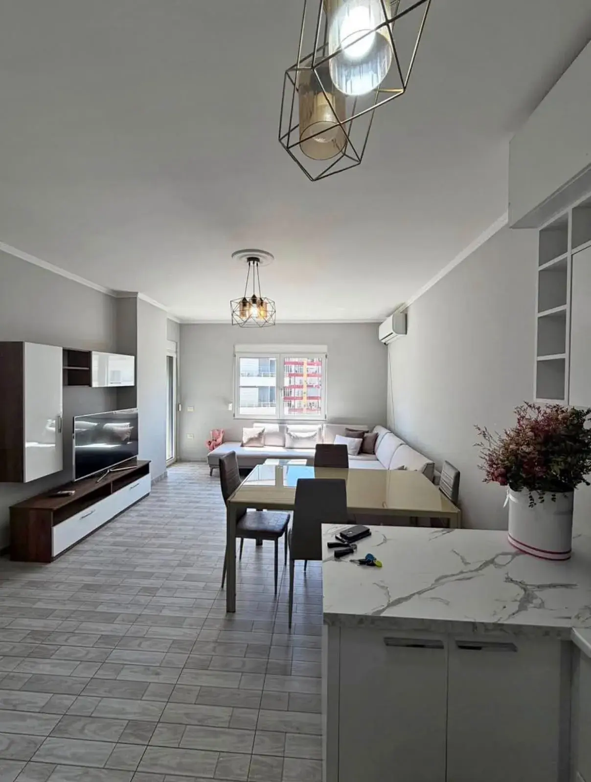 Intérieur, appartement 1+1 à louer à Blloku, Tirana