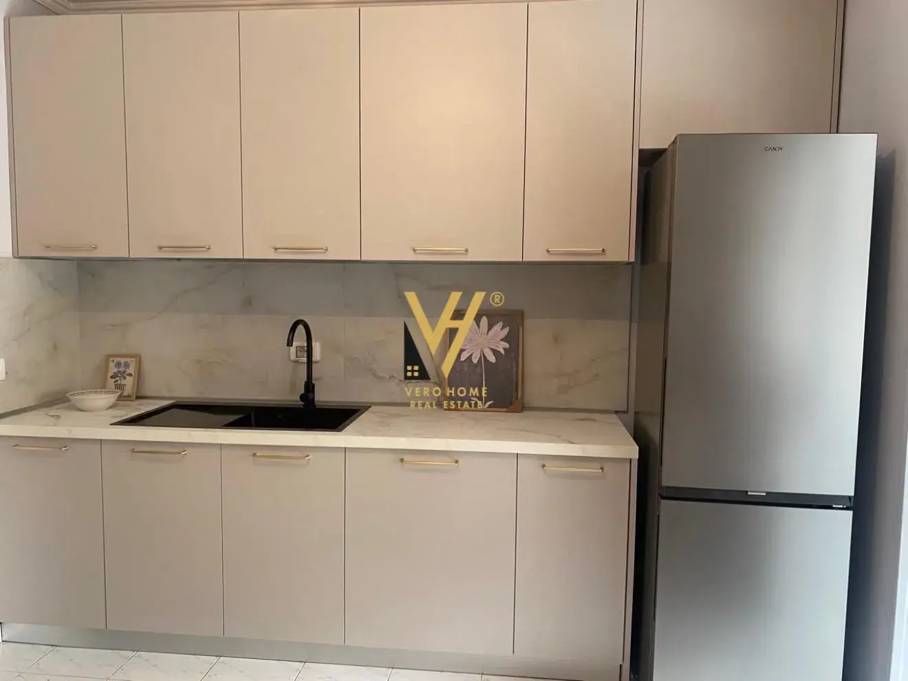 Dhoma e ndenjes, apartament 2+1+2 me qira në Rruga e Kavajës, Tiranë