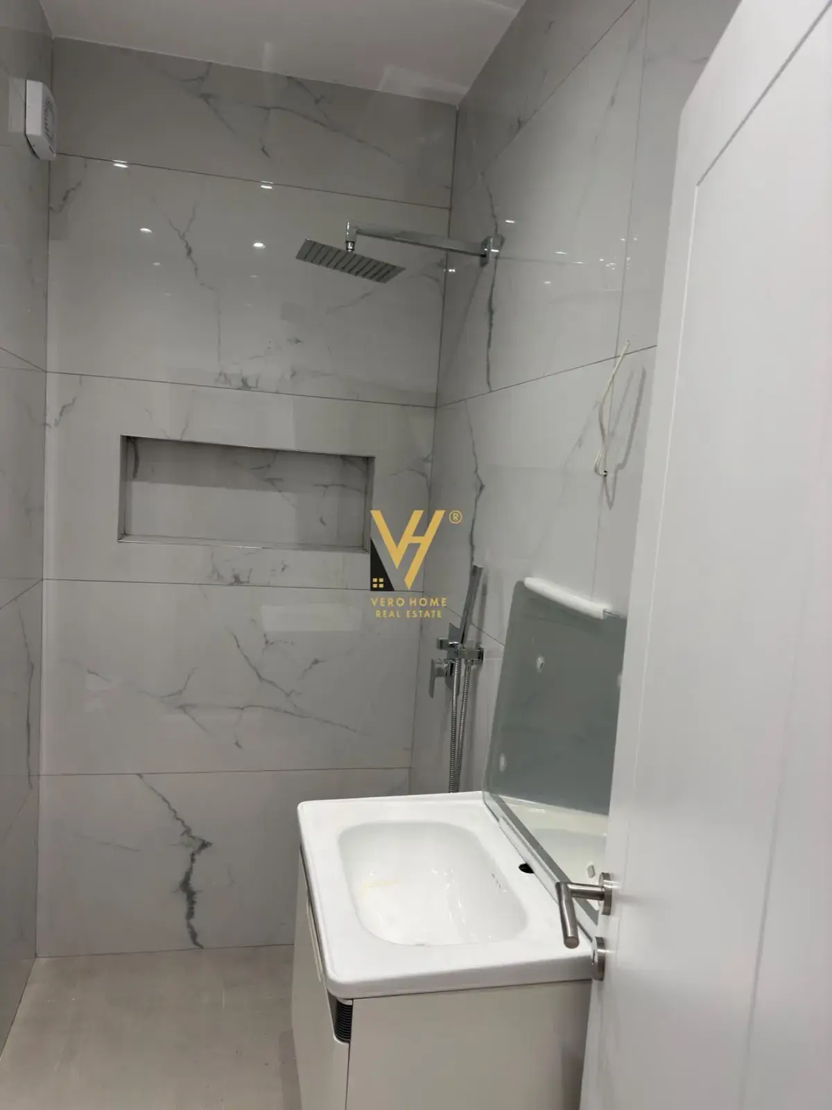Gebäude, Wohnung 2+1 zu verkaufen in Tirana